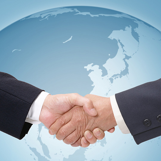 株式会社SORAQがウェブマーケティングとホームページ制作で握手し提携を示すイメージ