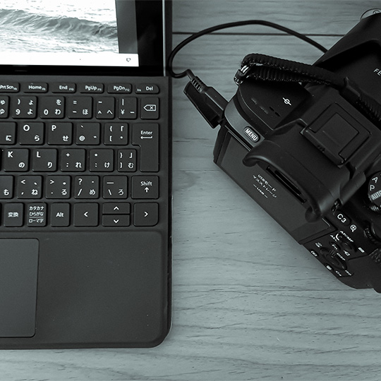 株式会社SORAQがホームページ制作向けに撮影したカメラとノートPCでのウェブマーケティング作業風景