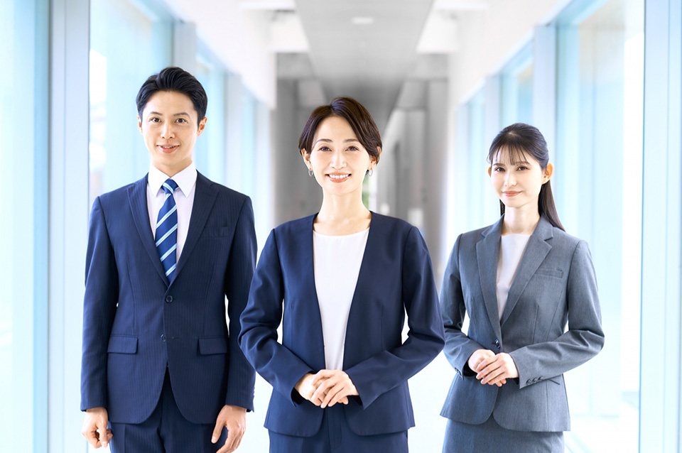 株式会社SORAQのウェブマーケティング・ホームページ制作・運用会社スタッフがオフィスで笑顔で並ぶメンバー紹介写真