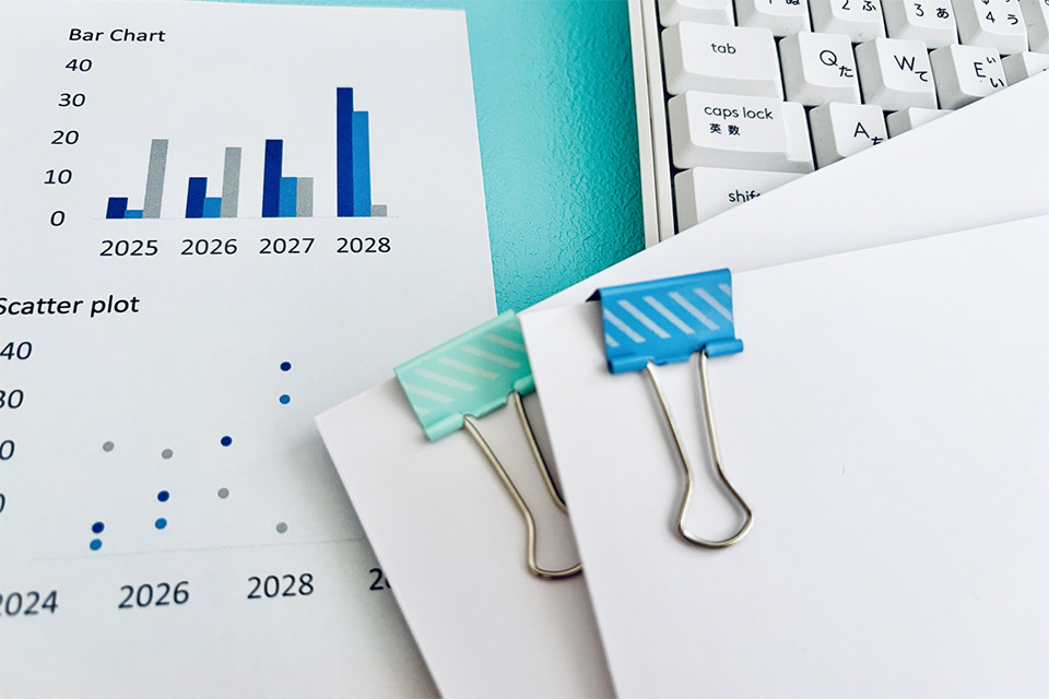 グラフとクリップで広告制作の成果設計を示す株式会社SORAQの資料画像