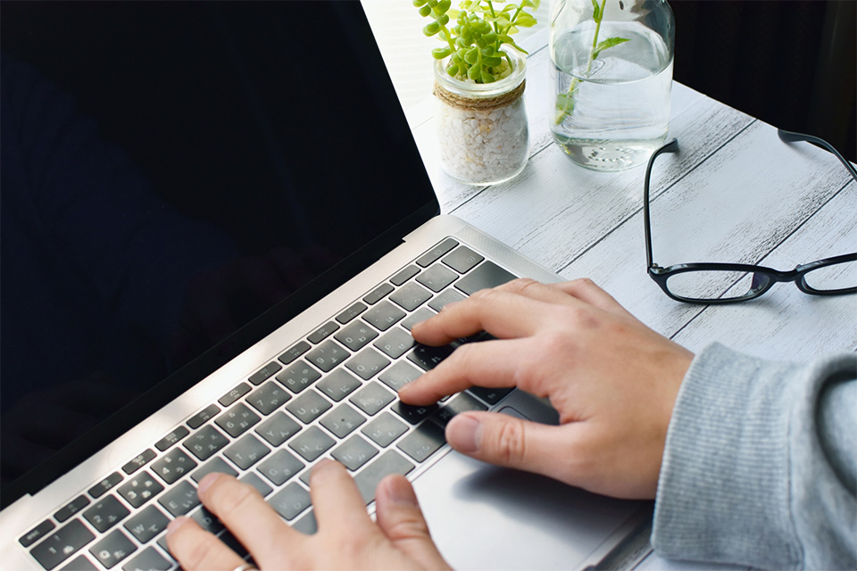 株式会社SORAQがノートPCでリスティング運用の設定を行っている