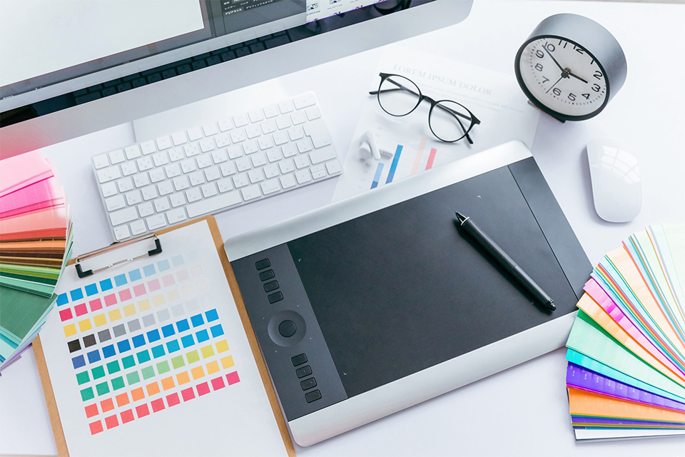 デザインツールとカラーチャートでホームページ制作を進める株式会社SORAQのウェブマーケティング用作業デスク