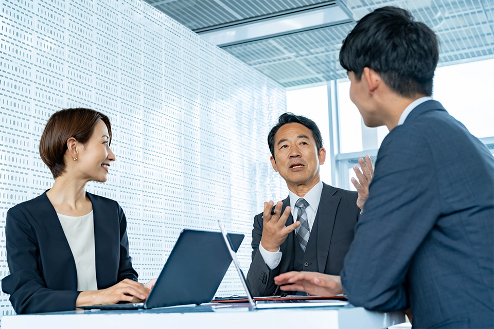 株式会社SORAQのコンサルが若手と商談しウェブマーケティング導線を説明している