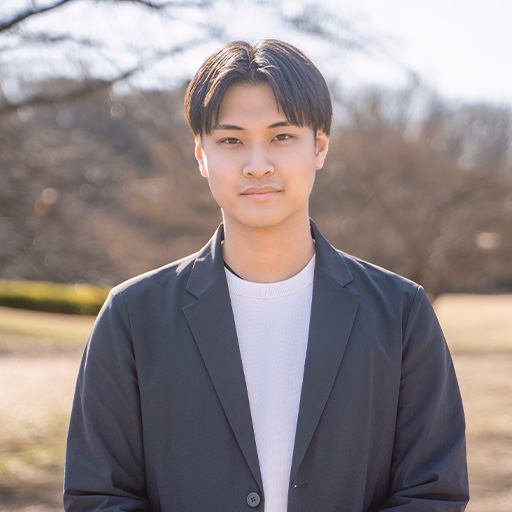 株式会社SORAQ代表の高橋丈太郎が屋外で紹介用プロフィール撮影をしている、ウェブマーケティング・ホームページ制作・運用会社としての顔立ち